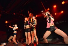 アップアップガールズ（仮）によるライブの様子。