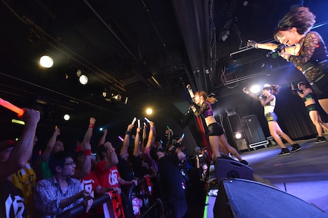 アップアップガールズ(仮)によるライブの様子。