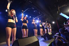 アップアップガールズ（仮）によるライブの様子。