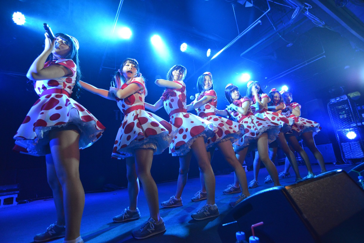 PASSPO☆によるライブの様子。