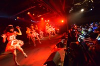 PASSPO☆によるライブの様子。