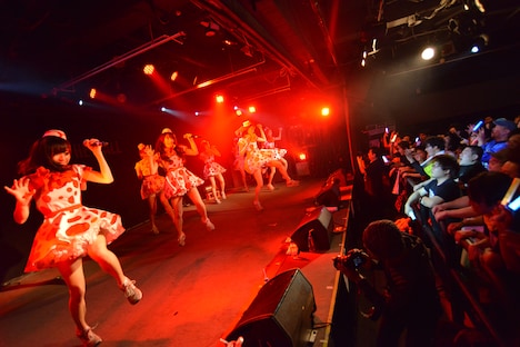 PASSPO☆によるライブの様子。