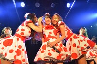 PASSPO☆によるライブの様子。