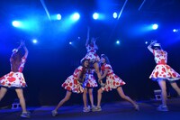 PASSPO☆によるライブの様子。