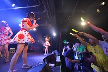 PASSPO☆によるライブの様子。