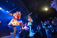 PASSPO☆によるライブの様子。