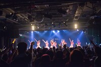 PASSPO☆によるライブの様子。