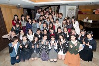 全公演終了後の打ち上げにて記念撮影を行う出演アーティスト。