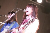 Shione（Vo, G）（撮影：佐藤里奈［SMOOCH］、玉岡優莉［SMOOCH］）