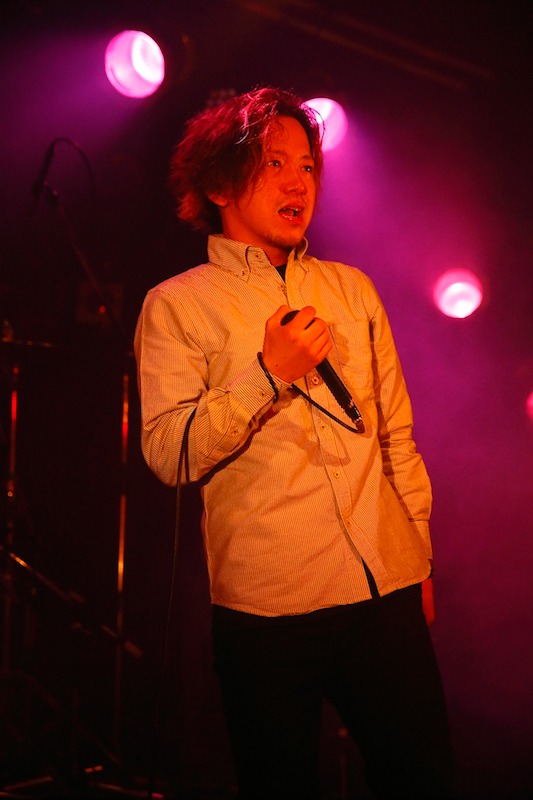 w-shun（Vo, G）Photo by Rie Suwaki（MAXPHOTO）