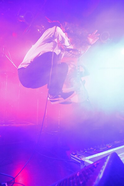 w-shun（Vo, G）Photo by Rie Suwaki（MAXPHOTO）