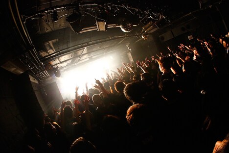 「KNOCK OUT MONKEY TOUR 2015 “Mr. Foundation"」東京・CLUB PHASE公演の様子。Photo by Rie Suwaki（MAXPHOTO）
