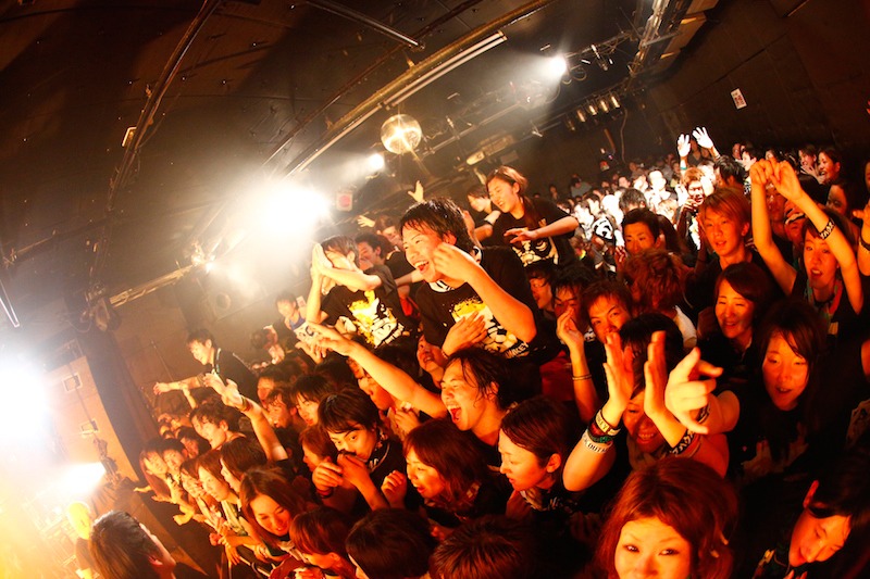 「KNOCK OUT MONKEY TOUR 2015 “Mr. Foundation"」東京・CLUB PHASE公演の様子。Photo by Rie Suwaki（MAXPHOTO）