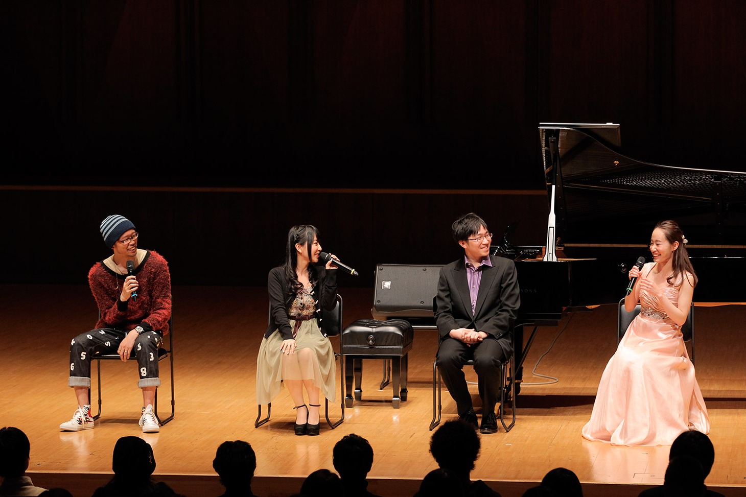 左からイシグロキョウヘイ監督、種田梨沙、阪田知樹、篠原悠那。