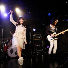 TRUSTRICKデビューの地でうれしさのあまり“初笑い”