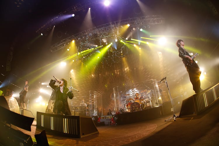 VAMPS、圧巻＆怒濤の籠城型ライブハウスツアー完結 - 音楽ナタリー