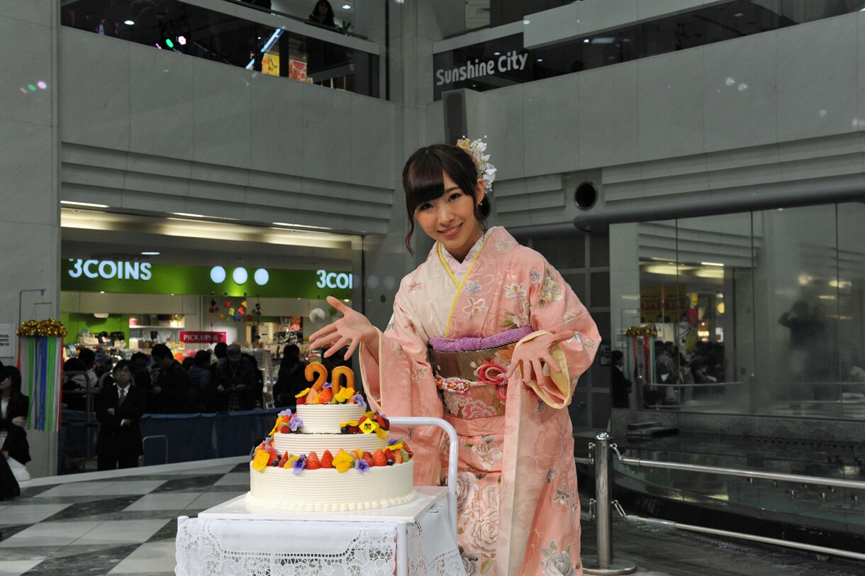 岩佐美咲、20歳迎え“決意の1文字”は「飯」