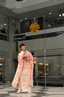 くす玉を割る岩佐美咲。