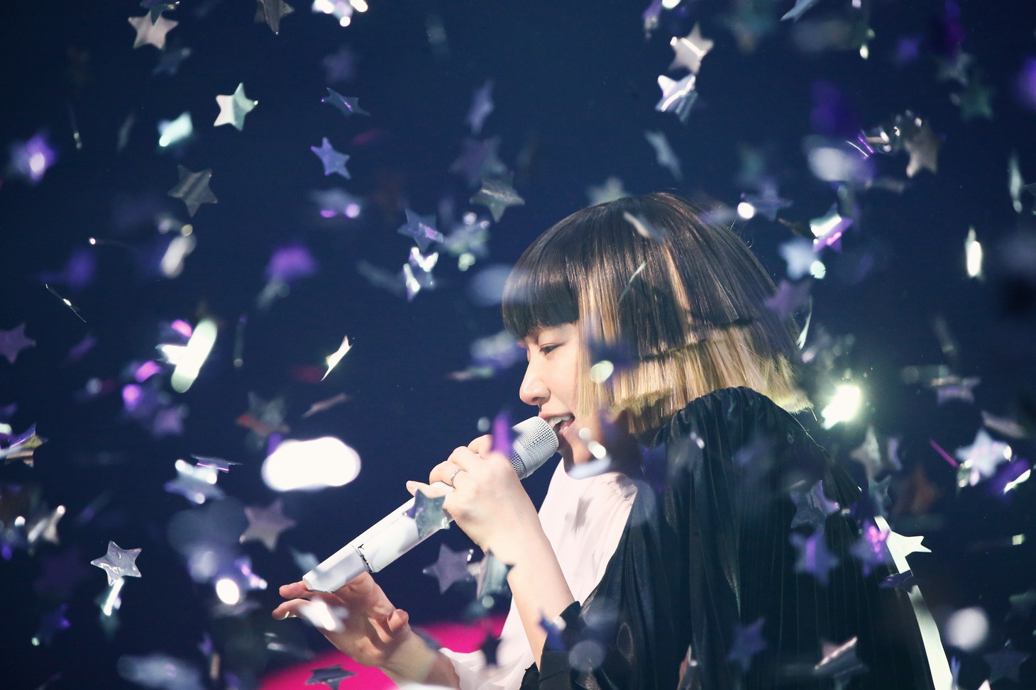「YUKI concert tour“Flyin' High”'14～'15」東京・NHKホール公演の様子。
