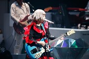 今週の人気画像5位は「YUKI、観客を“いいところ”に連れて行った2年4カ月ぶり東京公演」より、アンコールでギターを披露するYUKI。