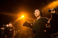 「黒い羽集金ツアー」ファイナル公演の様子。（撮影：津田ひろき）