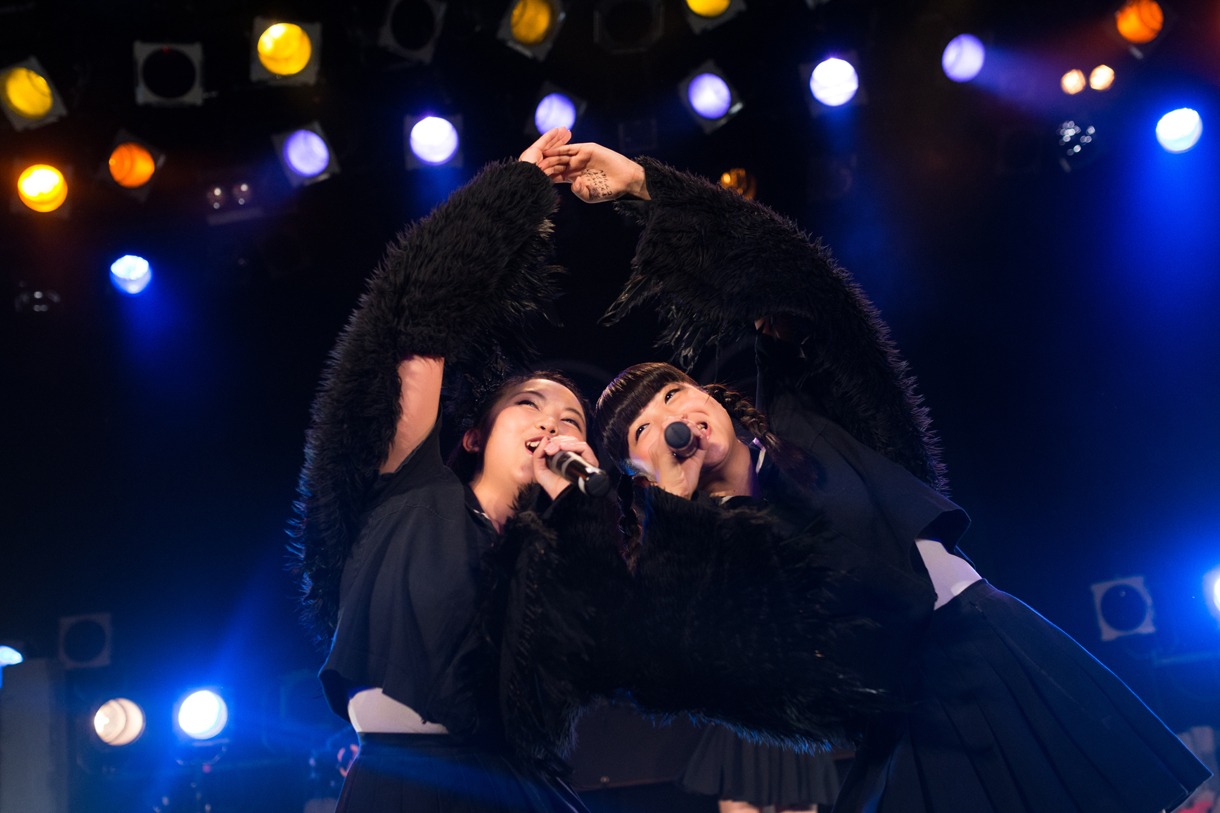 「黒い羽集金ツアー」ファイナル公演の様子。（撮影：津田ひろき）
