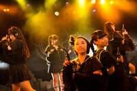 「黒い羽集金ツアー」ファイナル公演の様子。（撮影：津田ひろき）