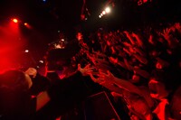 「黒い羽集金ツアー」ファイナル公演の様子。（撮影：津田ひろき）