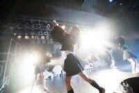 「黒い羽集金ツアー」ファイナル公演の様子。（撮影：津田ひろき）