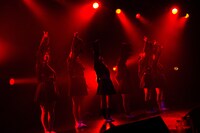 「黒い羽集金ツアー」ファイナル公演の様子。（撮影：津田ひろき）