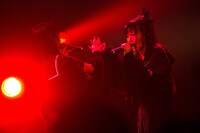 「黒い羽集金ツアー」ファイナル公演の様子。（撮影：津田ひろき）