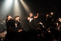 「黒い羽集金ツアー」ファイナル公演の様子。（撮影：津田ひろき）