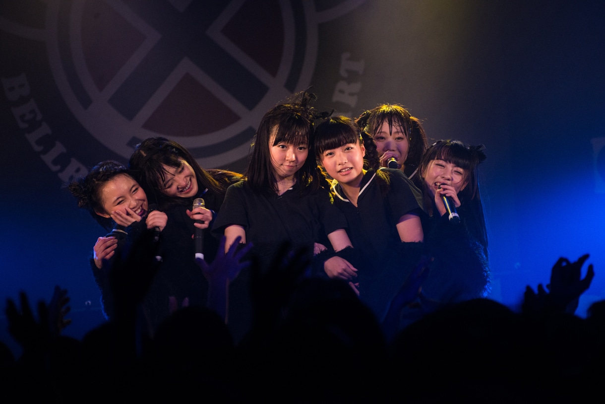 「黒い羽集金ツアー」ファイナル公演の様子。（撮影：津田ひろき）