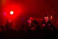 「黒い羽集金ツアー」ファイナル公演の様子。（撮影：津田ひろき）