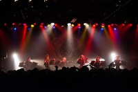 「黒い羽集金ツアー」ファイナル公演の様子。（撮影：津田ひろき）