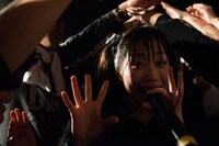 「黒い羽集金ツアー」ファイナル公演の様子。（撮影：津田ひろき）