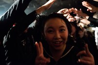 「黒い羽集金ツアー」ファイナル公演の様子。（撮影：津田ひろき）