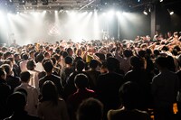 「黒い羽集金ツアー」ファイナル公演の様子。（撮影：津田ひろき）