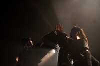 「黒い羽集金ツアー」ファイナル公演の様子。（撮影：津田ひろき）