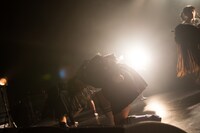 「黒い羽集金ツアー」ファイナル公演の様子。（撮影：津田ひろき）