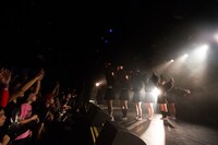 「黒い羽集金ツアー」ファイナル公演の様子。（撮影：津田ひろき）