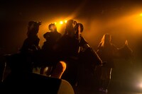 「黒い羽集金ツアー」ファイナル公演の様子。（撮影：津田ひろき）