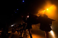 「黒い羽集金ツアー」ファイナル公演の様子。（撮影：津田ひろき）