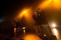 「黒い羽集金ツアー」ファイナル公演の様子。（撮影：津田ひろき）