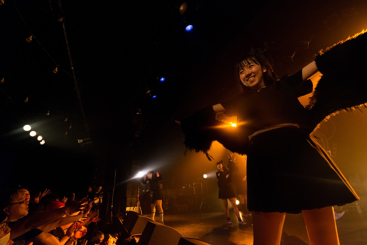 「黒い羽集金ツアー」ファイナル公演の様子。（撮影：津田ひろき）
