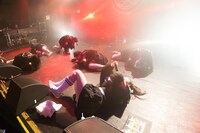 「黒い羽集金ツアー」ファイナル公演の様子。（撮影：津田ひろき）