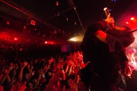 「黒い羽集金ツアー」ファイナル公演の様子。（撮影：津田ひろき）