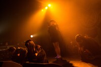 「黒い羽集金ツアー」ファイナル公演の様子。（撮影：津田ひろき）