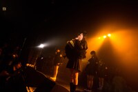 「黒い羽集金ツアー」ファイナル公演の様子。（撮影：津田ひろき）