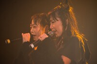 「黒い羽集金ツアー」ファイナル公演の様子。（撮影：津田ひろき）